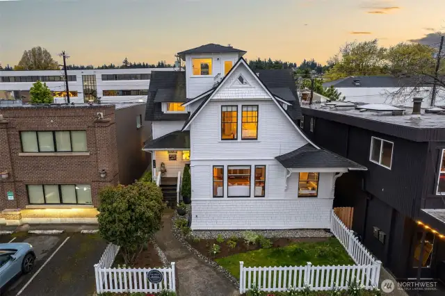 Main House Located in the Heart of Downtown Edmonds
