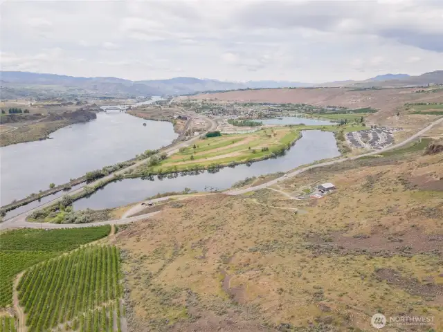 Columbia River, ponds, and golf course views.