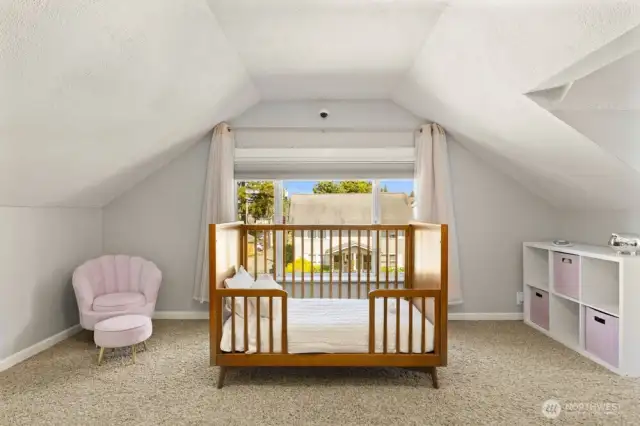 With plenty of natural light and a peek at the water, it’s the kind of bonus space that makes life more comfortable and connected.
