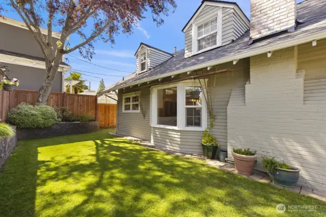 With a yard that’s tucked away for privacy and fully visible from the kitchen, you’ll always feel connected to the outdoors—even while making dinner.
