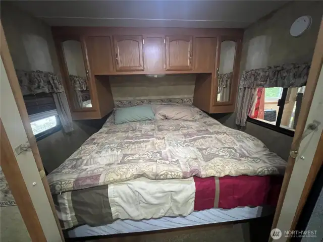 Spacious main bedroom