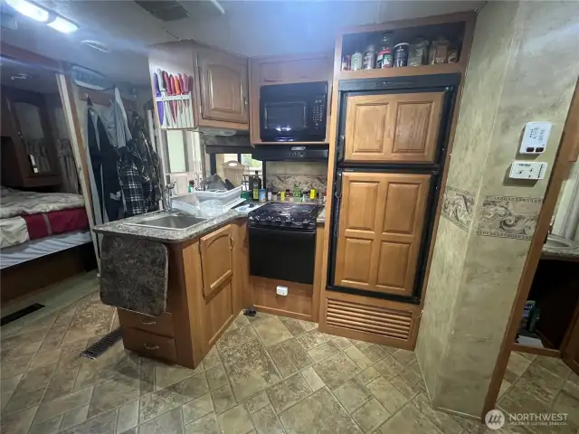 Kitchen with Fridge, stove and microwave