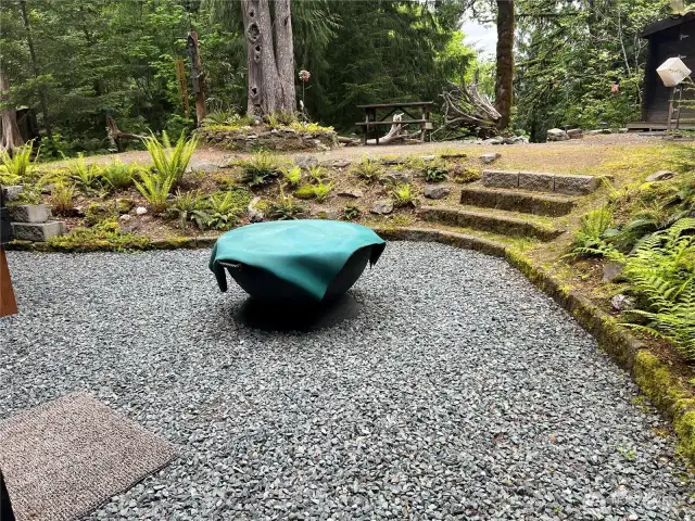 Excellent firepit to enjoy company around.