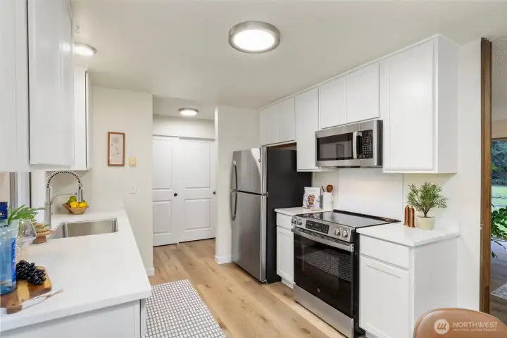 NEW Kitchen! New soft close cabinets, new quartz countertops, new SS appliances, new sink...