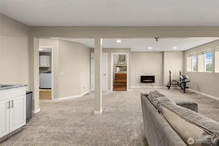 Lower living with wet bar