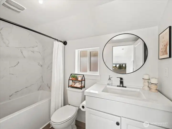 Full bath in primary bedroom