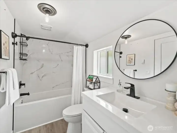 Full bathroom in primary bedroom