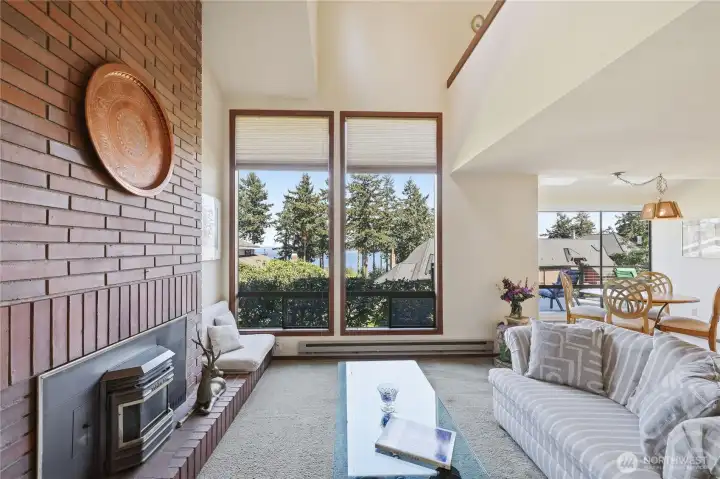 Soring ceilings, gorgeous view and a ton of light