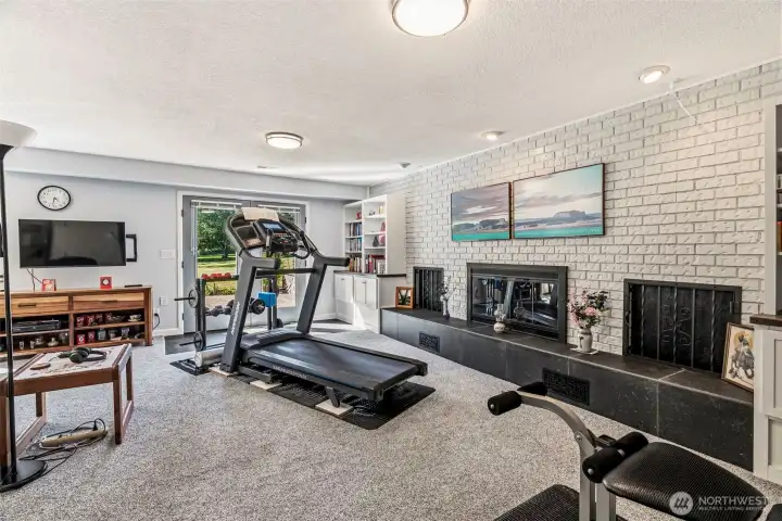 Downstairs family-bonus room