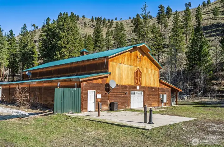 6900 sf insulated and conditioned barn 6900 sf insulated and conditioned barn