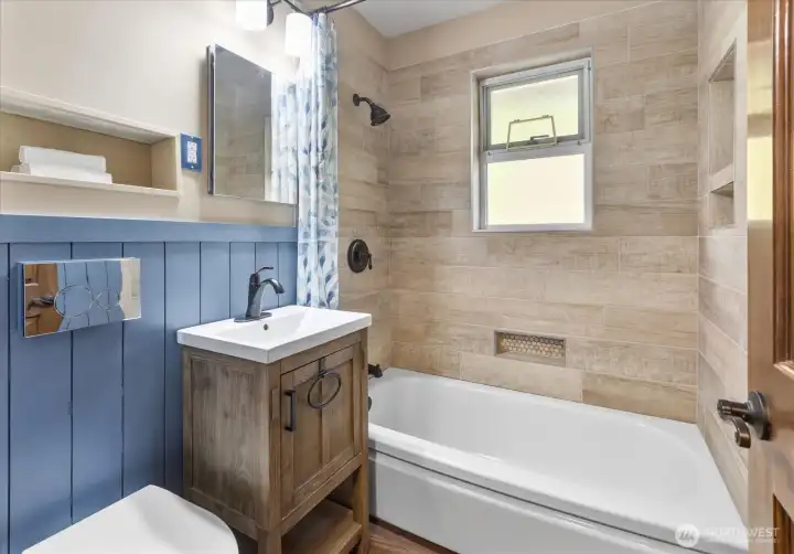 Full bathroom beautifully remodeled in 2025 with modern updates and finishes. Full bathroom beautifully remodeled in 2025 with modern updates and finishes.