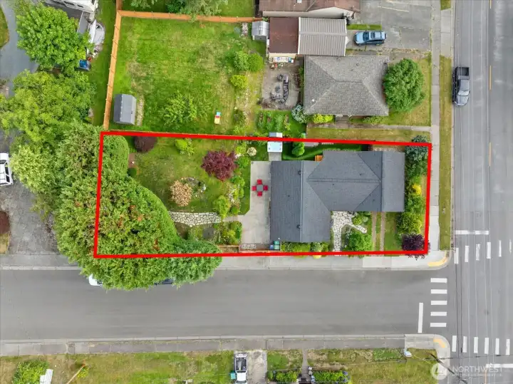 Approximate property line of fully fenced yard. Approximate property line of fully fenced yard.