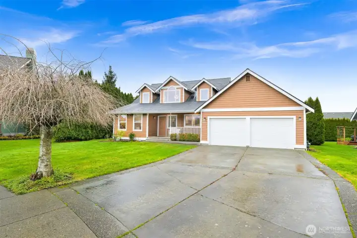 Your dream home awaits! ?? Stunning curb appeal and ultimate privacy in this beautiful cul-de-sac gem.