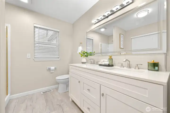 Luxury and relaxation combined ? in this spa-like primary bathroom with elegant finishes.
