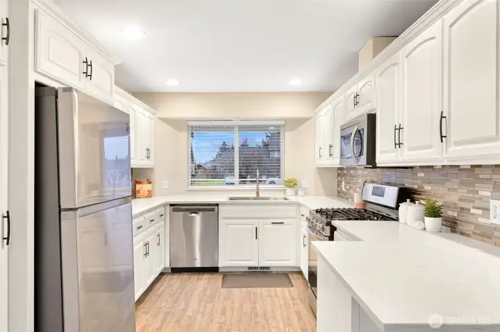 This gourmet kitchen is a chef’s dream! ?? With modern finishes and ample space, it’s perfect for every culinary adventure.