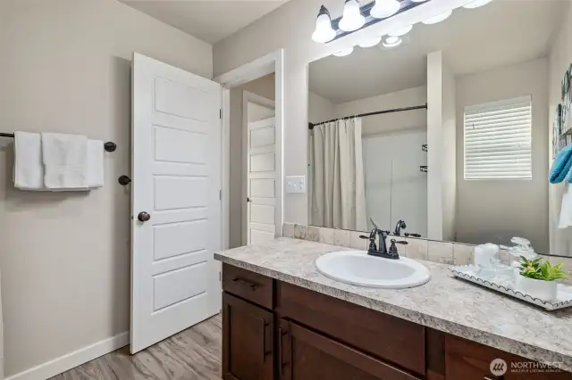 Upstairs full hall bathroom