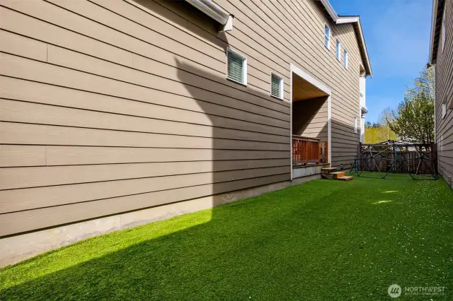 Side yard with turf for "lawn" & access to the covered deck! Add garden beds, grass, rockery, ready for your customization needs!