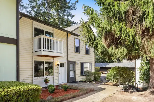Very sweet townhome in a wonderful Bellevue complex