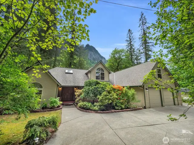 Welcome to a customer built Craftsmen home on the North Fork of the Snoqualmie River at the base of Mt. Si