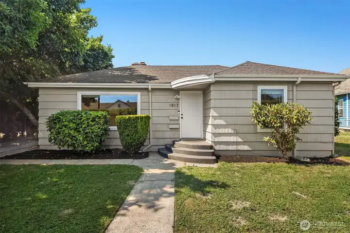 Welcome to this centrally located Mount Vernon home on a corner lot, with walkability to local shops, restaurants, parks & more.