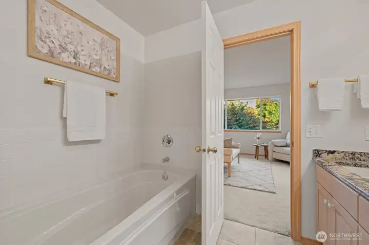 Primary en-suite bath