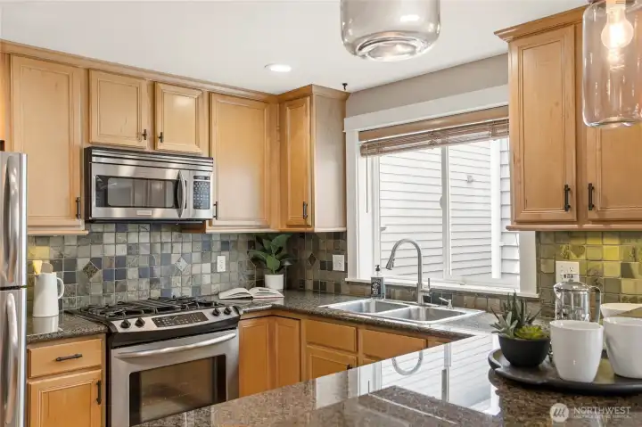 Efficient use of space with everything within arm’s reach; ideal for food prep.