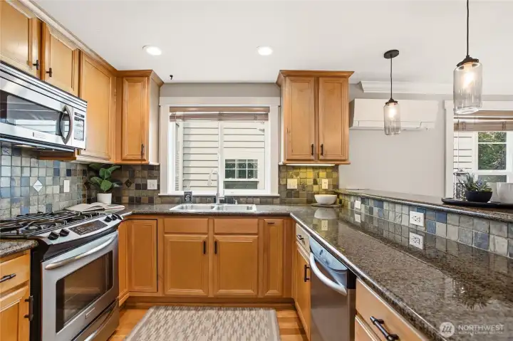 Deep upper and lower cabinets keep the countertops clear.