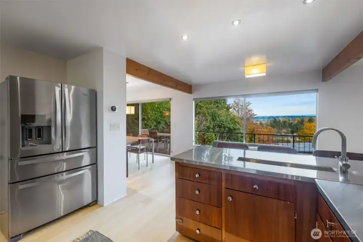 Functional layout ideal for cooking and entertaining.