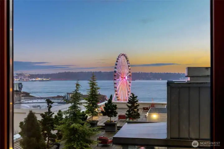 Sweeping Elliott Bay outlook with the Seattle Great Wheel as a stunning focal point.