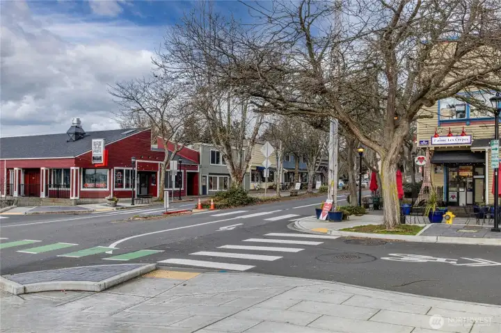 Fun downtown Kingston - minutes away.