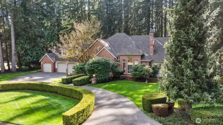 Expansive driveway with ample parking.