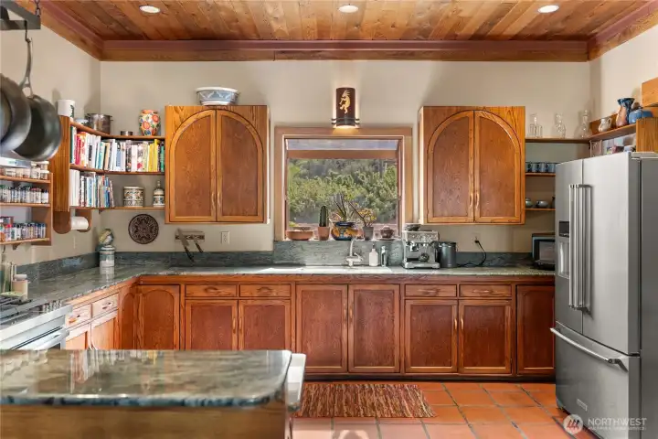 Granite counter tops, high end appliances and a perfect layout for entertaining! Granite counter tops, high end appliances and a perfect layout for entertaining!