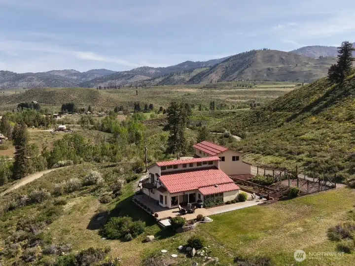 Bear Creek Golf Course and Pearrygin Lake's Rex Derr Trail system just across the road! Bear Creek Golf Course and Pearrygin Lake's Rex Derr Trail system just across the road!