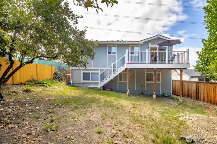 Large fully fenced & private back yard