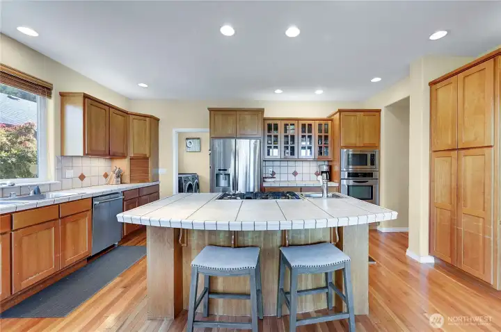 Large center island and cooktop