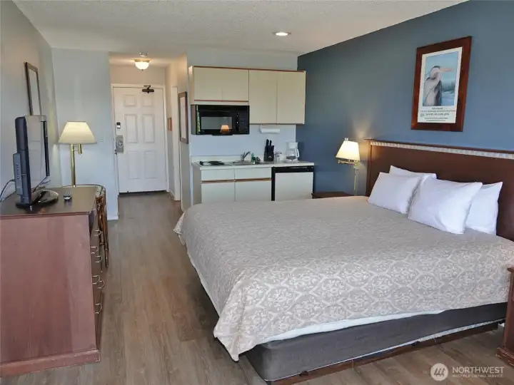 Studio unit w/ king-size bed and kitchenette.