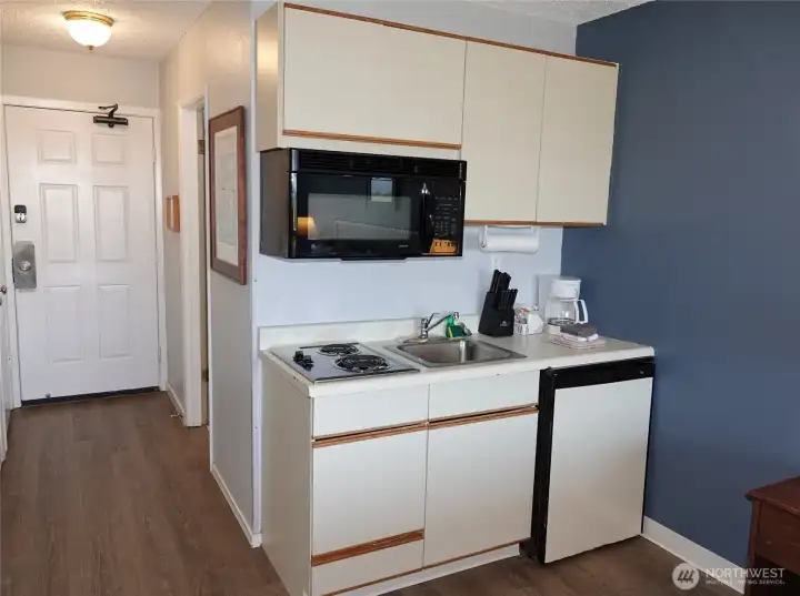Breakfast Area, Kitchenette and Entry.