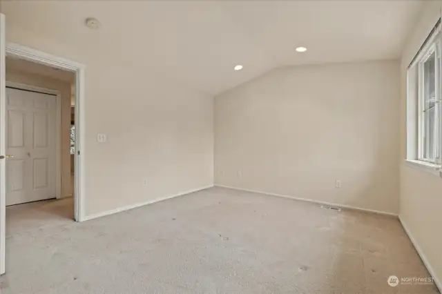 Large Main Bedroom w 3/4 Bath and Walk in Closet