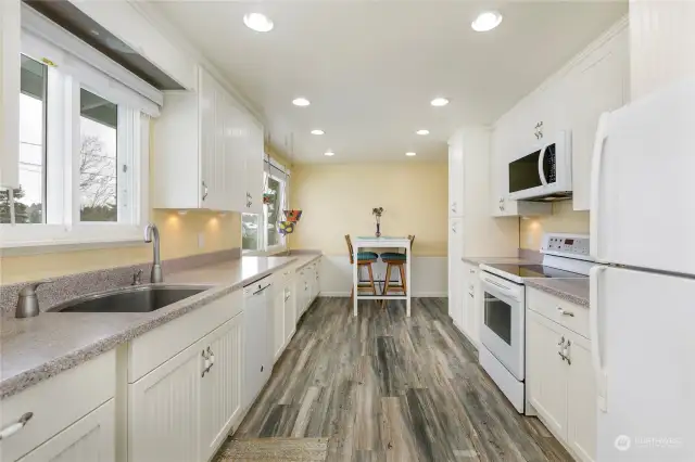 Large & bright kitchen w/ dining area; new laminate flooring