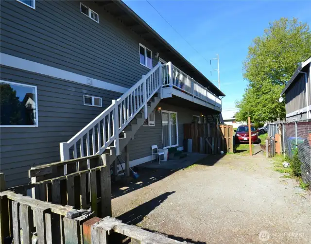 Back yard for lower unit