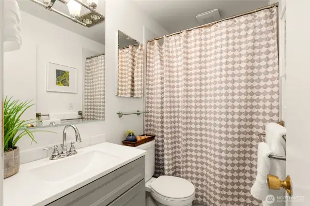Beautiful Full Bathroom