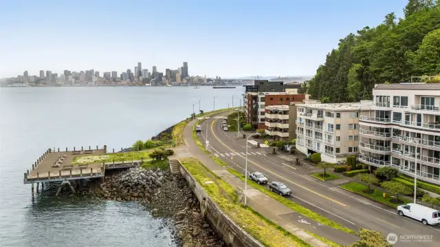Restaurants, Cafes and Access to the West Seattle Bridge All Nearby!