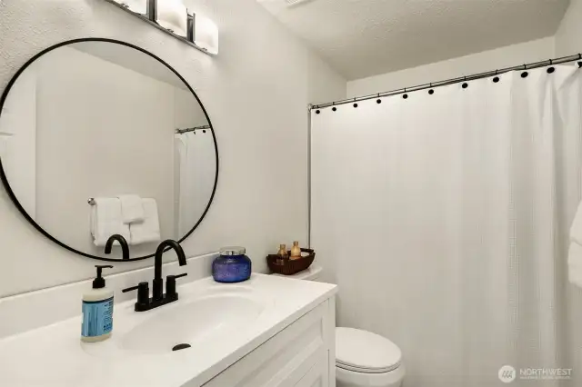 Upstairs hallway full bath.