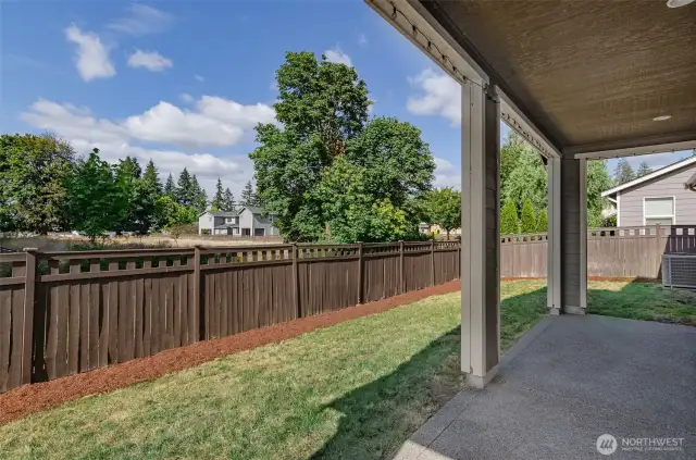 Fully fenced private back yard with no home directly behind.
