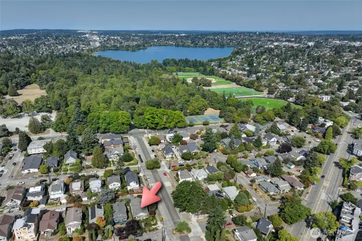 Close to all Greenlake and Wallingford have to offer!