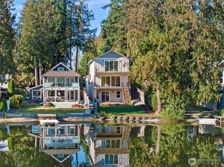 Designed for year-round enjoyment, the outdoor spaces flow seamlessly from the interior. Imagine summer barbecues, quiet mornings, and sunset gatherings overlooking the water.