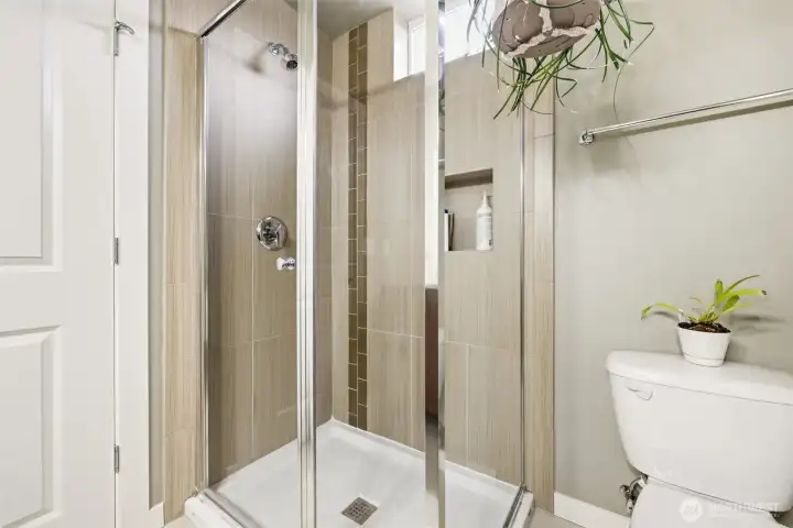 Light-filled primary bath en-suite.