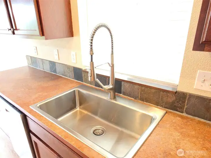 Kitchen sink/faucet Kitchen sink/faucet