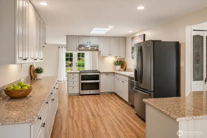 Expansive kitchen with lots of counter space and a double oven...(virtually staged) Expansive kitchen with lots of counter space and a double oven...(virtually staged)