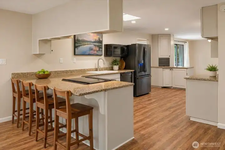 Convenient breakfast bar ...(virtually staged) Convenient breakfast bar ...(virtually staged)